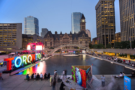 活动签到摄影照片_多伦多，加拿大-2015 年 7 月 9 日： 新多伦多签到弥敦道菲尔