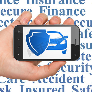 保险概念：手持智能手机与汽车和盾牌展出