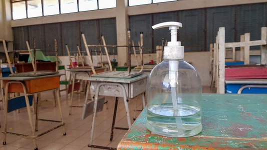 科创教室摄影照片_酒精凝胶放在教室前面的瓶子里，供学生在进入教室前洗手。