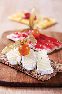 切菜机安全摄影照片_薄脆面包配奶酪和果酱