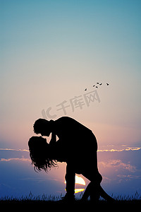 恋人日落摄影照片_情侣在日落时接吻的剪影