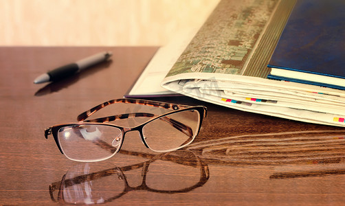桌面上的眼镜和报纸。