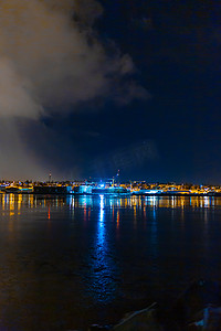 雷克雅未克市海滩夜景照片。