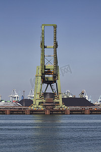 鹿特丹港的煤炭起重机