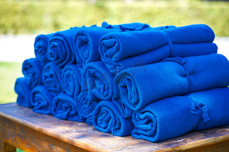 地毯花纹图案摄影照片_露天派对上的一套温暖的蓝色地毯，以防客人晚上感到寒冷