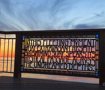 海洋主题易拉宝摄影照片_布朗斯公园的彩色玻璃围栏