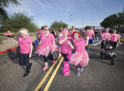 乳腺癌步行中的开朗女性