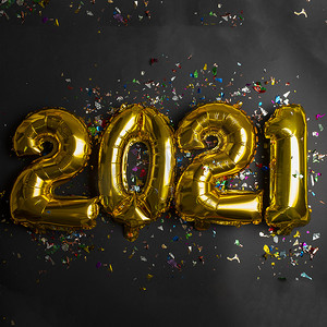 2021 年新年概念来自金箔气球和 b 上的五彩纸屑
