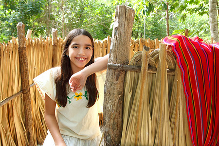 玛雅人摄影照片_墨西哥印地安玛雅拉丁女孩在丛林小屋