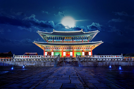 景福宫和满月在韩国首尔的夜晚。