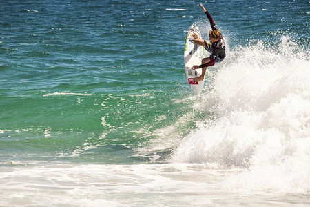 Surfer 参加 Quiksilver & Roxy Pro 世界冠军赛。 