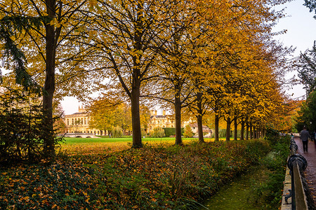大学秋天摄影照片_秋天，英国剑桥三一学院后面的花园