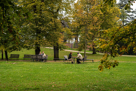 2020 年秋季，捷克共和国冬季开始时，由于 COVID-19 爆发，人们在隔离期间在布拉格 6 号的 Letna 公园聊天和下棋