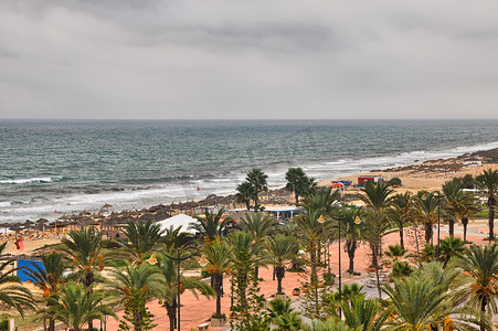 在哈马马特、突尼斯、地中海的带枣椰树的海滩小巷