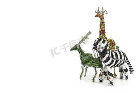 斑马、长颈鹿和布克的有线串珠非洲动物工艺品