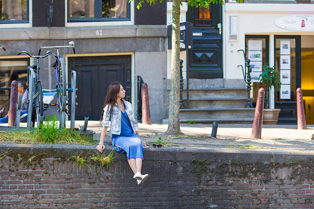 走在欧洲城市，阿姆斯特丹，荷兰的年轻美女