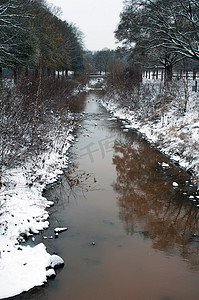 沉闷摄影照片_在小河的冬天场面