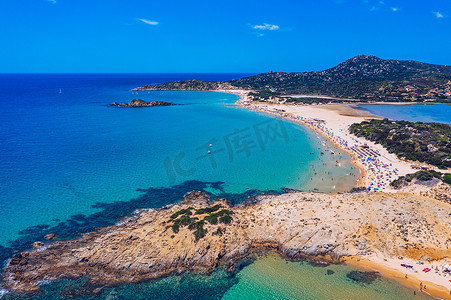 Chia，撒丁岛，意大利美妙的海滩的全景。