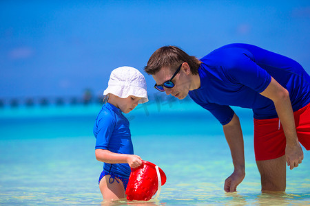 热带海滩度假期间的小女孩和爸爸