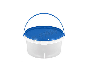 “一个完整的、普通的蓝色塑料桶。带有剪切路径。”