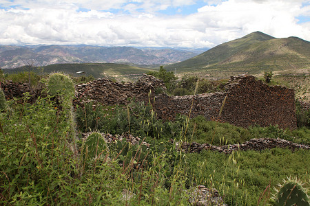 瓦里人建造的古城墙与乡村景观