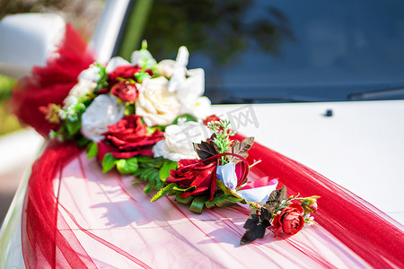 用鲜花装饰的白色婚车。