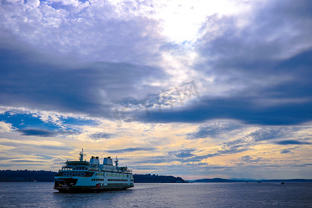 大海航行的船摄影照片_豪华船航行到港口与美丽的天空。