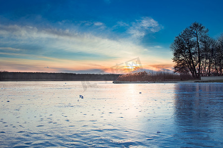 结冰的湖摄影照片_日落结冰的结冰的湖河冬天风景风景