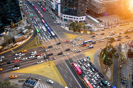 车流通过江南的一个十字路口。江南是首尔的一个富裕地区。