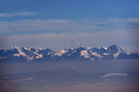 敦煌飞天云纹摄影照片_冬季塔特拉山积雪的山脊