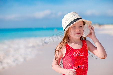 大贝壳摄影照片_带着大贝壳的可爱小女孩的画像
