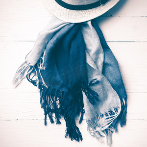 帽子和蓝色围巾的复古风格