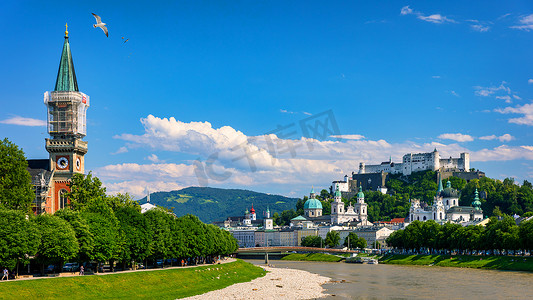 萨尔茨堡天际线全景与堡垒 Hohensalzburg 和河 Salzach，萨尔茨堡土地，奥地利。