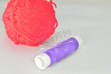 紫色纱线和红色线团