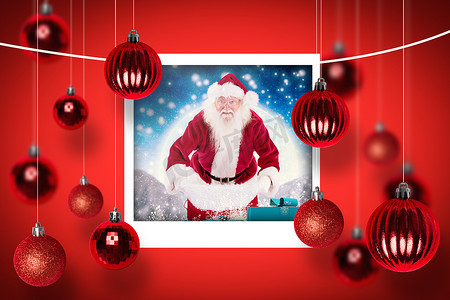 圣诞老人打开他的红色包的合成图像的合成图像