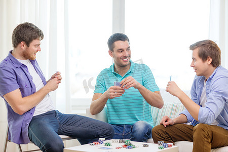 快乐的三个男性朋友在家打扑克