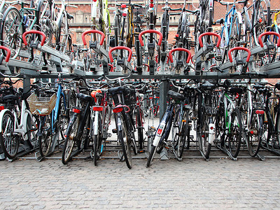 生态停车场摄影照片_两层甲板的自行车城市室外停车场