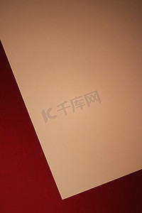 空白 A4 纸，深红色背景上的米色作为办公文具平铺，豪华品牌平铺和品牌标识设计模型