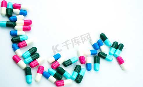 五颜六色的抗生素胶囊药片在白色背景下与复制空间分离。