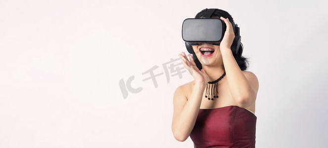 戴着 VR 或虚拟现实耳机的亚洲少女