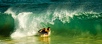 年轻人在美国夏威夷用他的短板冲浪