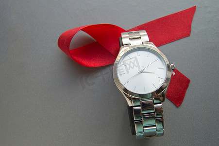 世界艾滋病日，红丝带和时钟的象征——不要浪费时间开始治疗