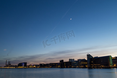 哥本哈根天际线和港口在夜间