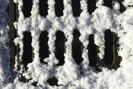 冬天有雪的运河盖