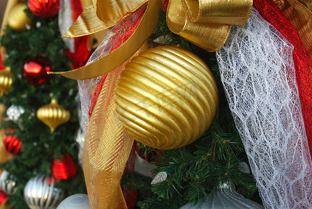 圣诞环摄影照片_圣诞球金树花环装饰