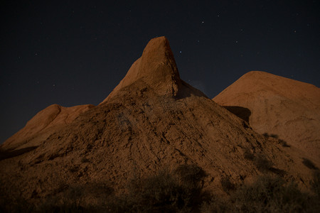 沙漠之夜摄影照片_在夜间沙漠徒步旅行