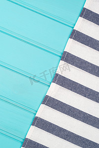 蓝色经典封面摄影照片_桌子上的蓝色和白色毛巾