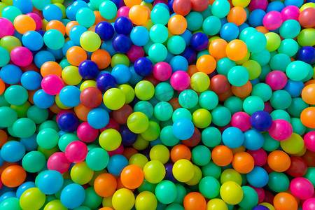 操场背景摄影照片_儿童在游乐场玩耍的彩色塑料球