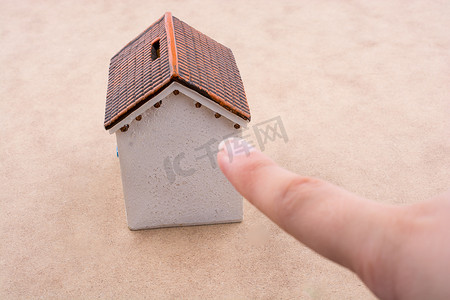 小模型房子和一只手