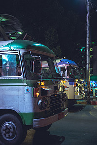 日常通勤摄影照片_仰光，缅甸的老公共汽车